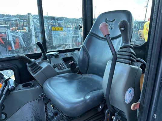 Mini pelle Bobcat E50 CLIM à 29500€ HT: photos 9