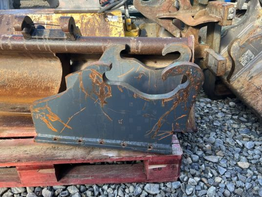 Platine à boulonner mecalac Connect - Attache rapide: photos 1 Platine à boulonner mecalac Connect - Attache rapide: photos 1