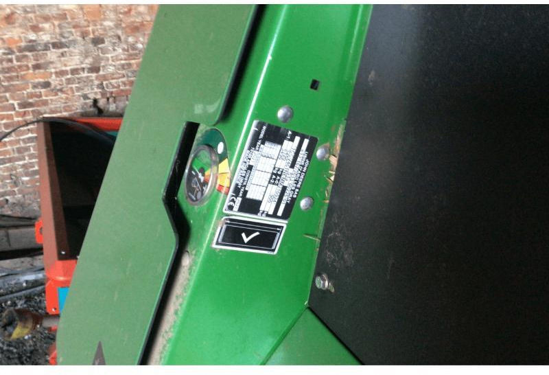 JOHN DEERE V461M - Presse à balles rondes: photos 3 JOHN DEERE V461M - Presse à balles rondes: photos 3