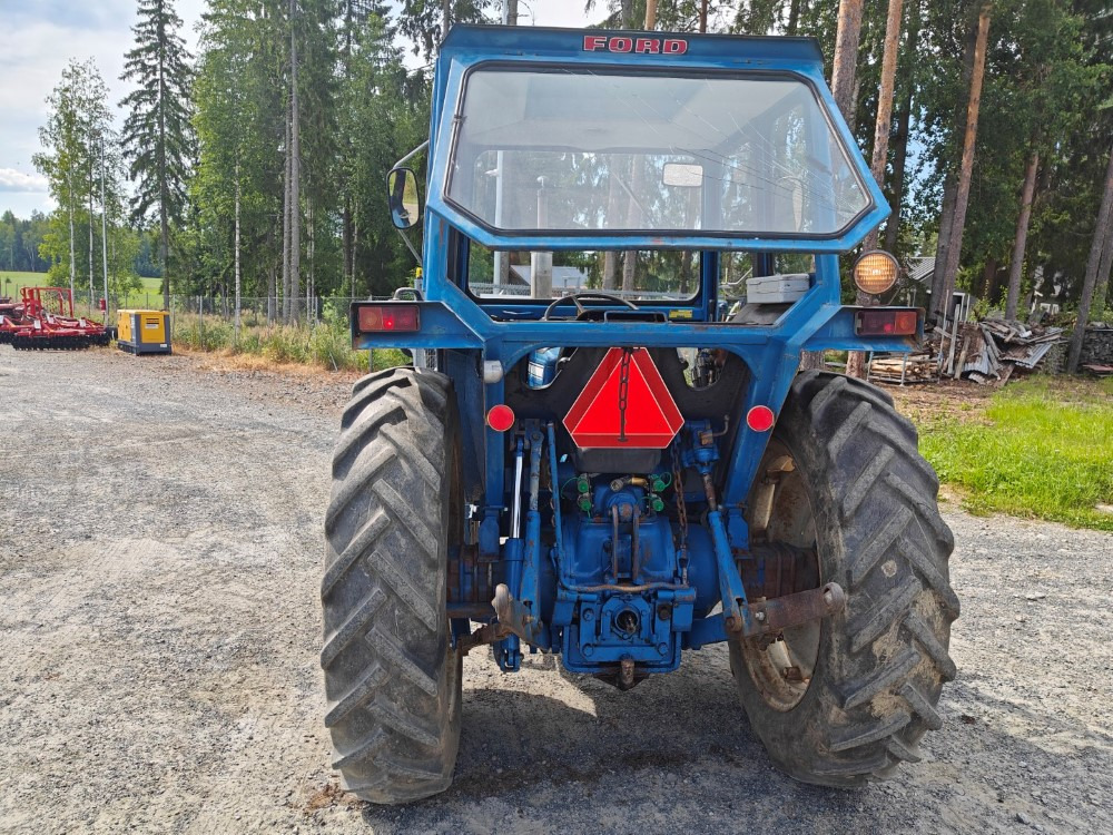 FORD 5000 traktori alkuperäiskuntoinen, Hara hytillä ja paljon hydrauliikkaa, katso video! - Tracteur agricole: photos 3 FORD 5000 traktori alkuperäiskuntoinen, Hara hytillä ja paljon hydrauliikkaa, katso video! - Tracteur agricole: photos 3