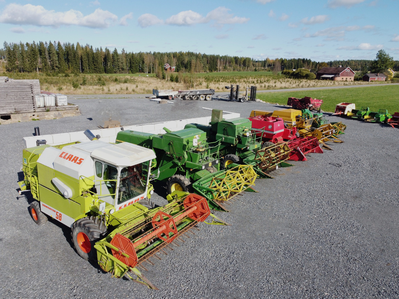 Puimureita / Combine harvesters 6kpl / 6pcs - Claas, John Deere, Massey Ferguson... - Moissonneuse-batteuse: photos 1 Puimureita / Combine harvesters 6kpl / 6pcs - Claas, John Deere, Massey Ferguson... - Moissonneuse-batteuse: photos 1