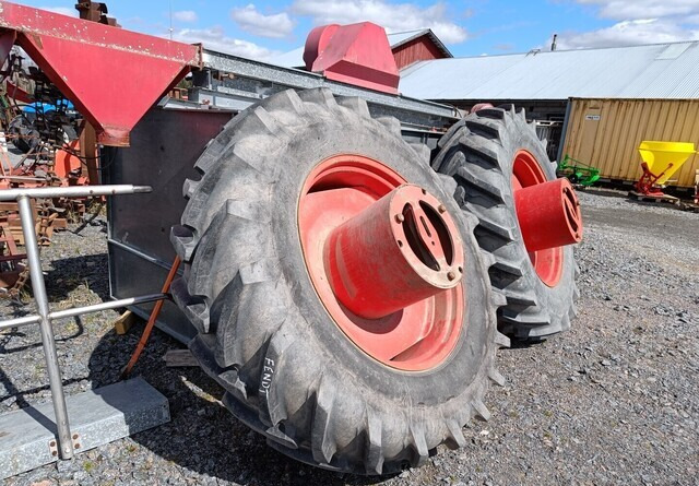 Taurus Paripyörät 18.4R38 todella hyväkuntoiset Fendt Farmer 312LSA sopivat - Roue complète pour Machine agricole: photos 3 Taurus Paripyörät 18.4R38 todella hyväkuntoiset Fendt Farmer 312LSA sopivat - Roue complète pour Machine agricole: photos 3