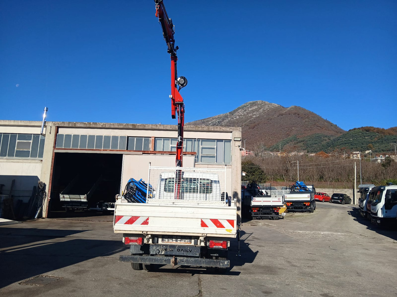 IVECO DAILY 35-120 - Camion grue: photos 2 IVECO DAILY 35-120 - Camion grue: photos 2