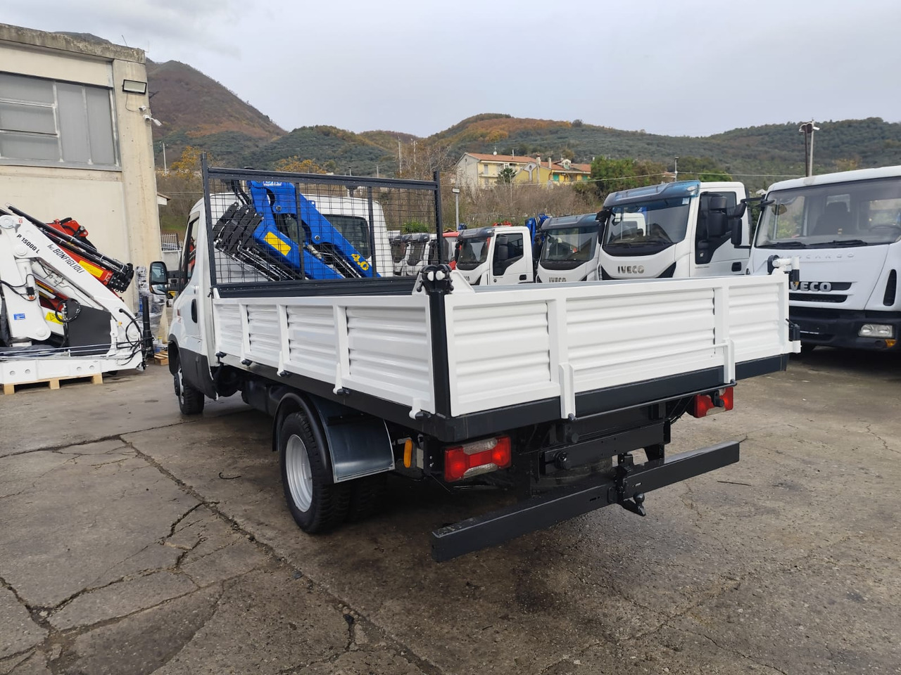 IVECO DAILY 35-150 - Camion benne, Camion grue: photos 3 IVECO DAILY 35-150 - Camion benne, Camion grue: photos 3