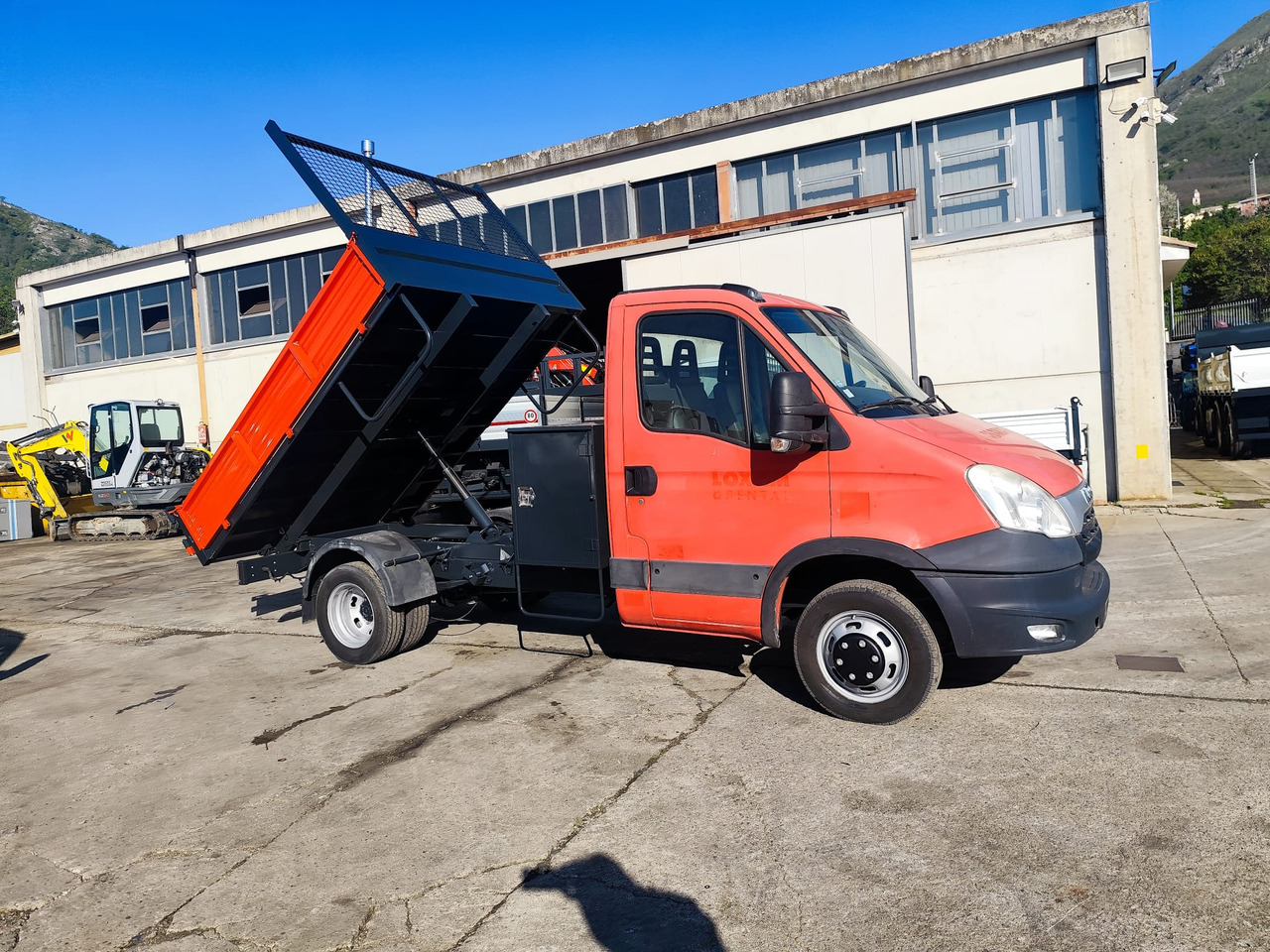 IVECO DAILY 35C13 - Utilitaire benne: photos 1 IVECO DAILY 35C13 - Utilitaire benne: photos 1