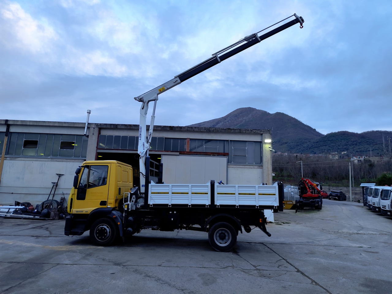 Camion grue IVECO EUROCARGO 120E28P: photos 24