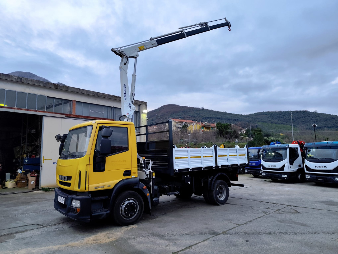 IVECO EUROCARGO 120E28P - Camion grue: photos 1 IVECO EUROCARGO 120E28P - Camion grue: photos 1