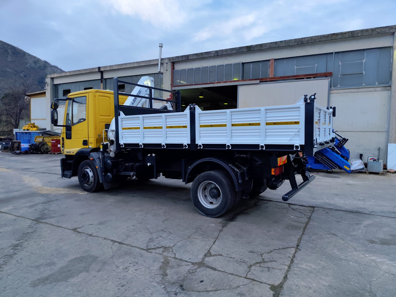 Camion grue IVECO EUROCARGO 120E28P: photos 35