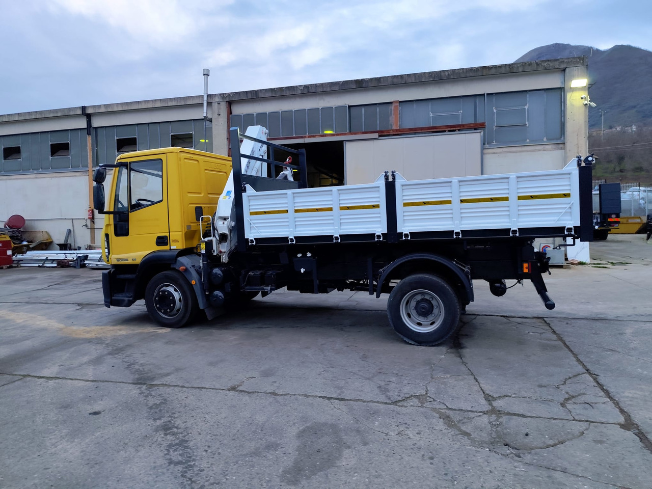 Camion grue IVECO EUROCARGO 120E28P: photos 34