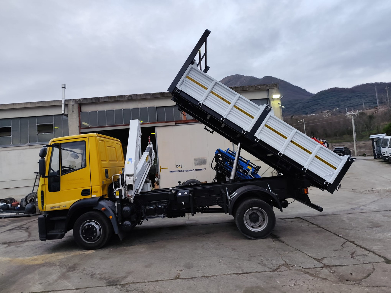 Camion grue IVECO EUROCARGO 120E28P: photos 16