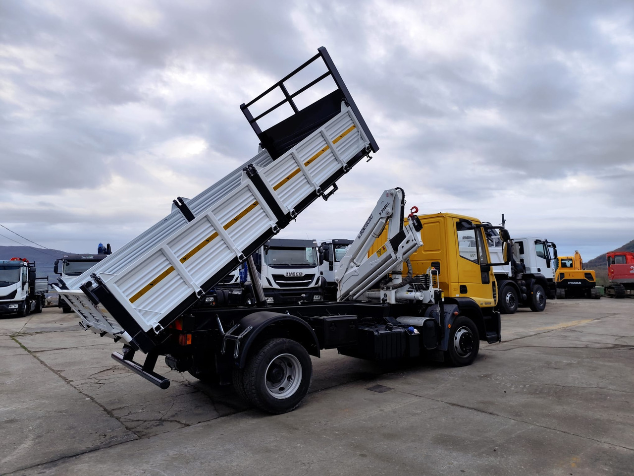 Camion grue IVECO EUROCARGO 120E28P: photos 13