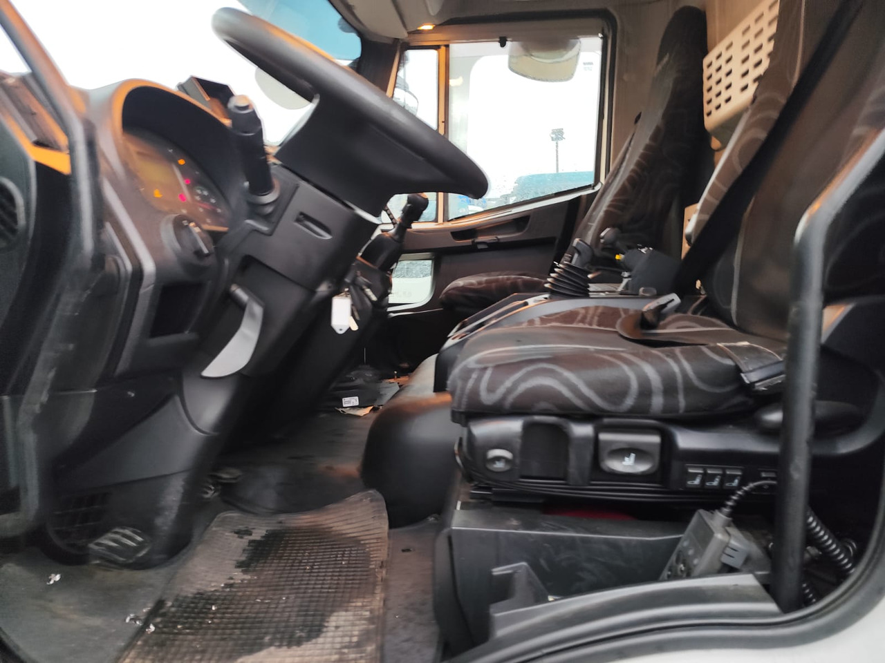 IVECO EUROCARGO 160-280 - Camion grue: photos 4 IVECO EUROCARGO 160-280 - Camion grue: photos 4