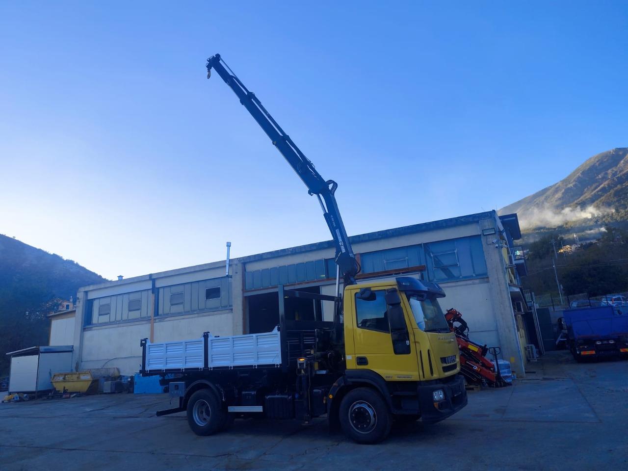 IVECO EUROCARGO 160E30 - Camion grue: photos 2 IVECO EUROCARGO 160E30 - Camion grue: photos 2