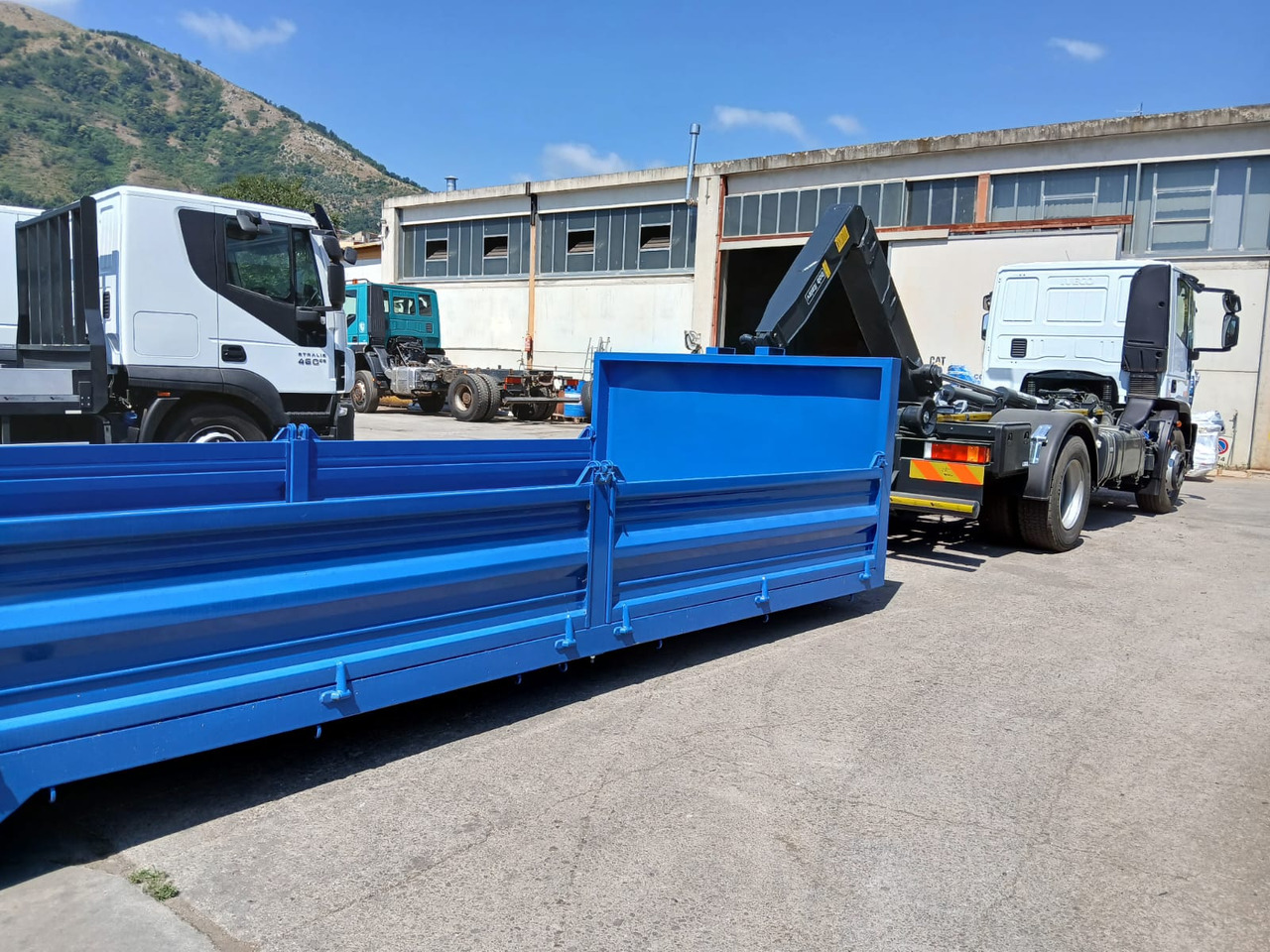 IVECO EUROCARGO 190EL25 - Camion ampliroll: photos 2 IVECO EUROCARGO 190EL25 - Camion ampliroll: photos 2