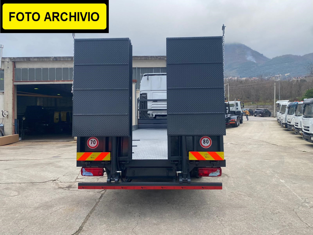IVECO STRALIS 260S40 - Camion plateau: photos 2 IVECO STRALIS 260S40 - Camion plateau: photos 2
