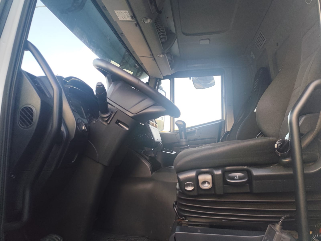 IVECO STRALIS AD 260S31 XP - Châssis cabine: photos 2 IVECO STRALIS AD 260S31 XP - Châssis cabine: photos 2