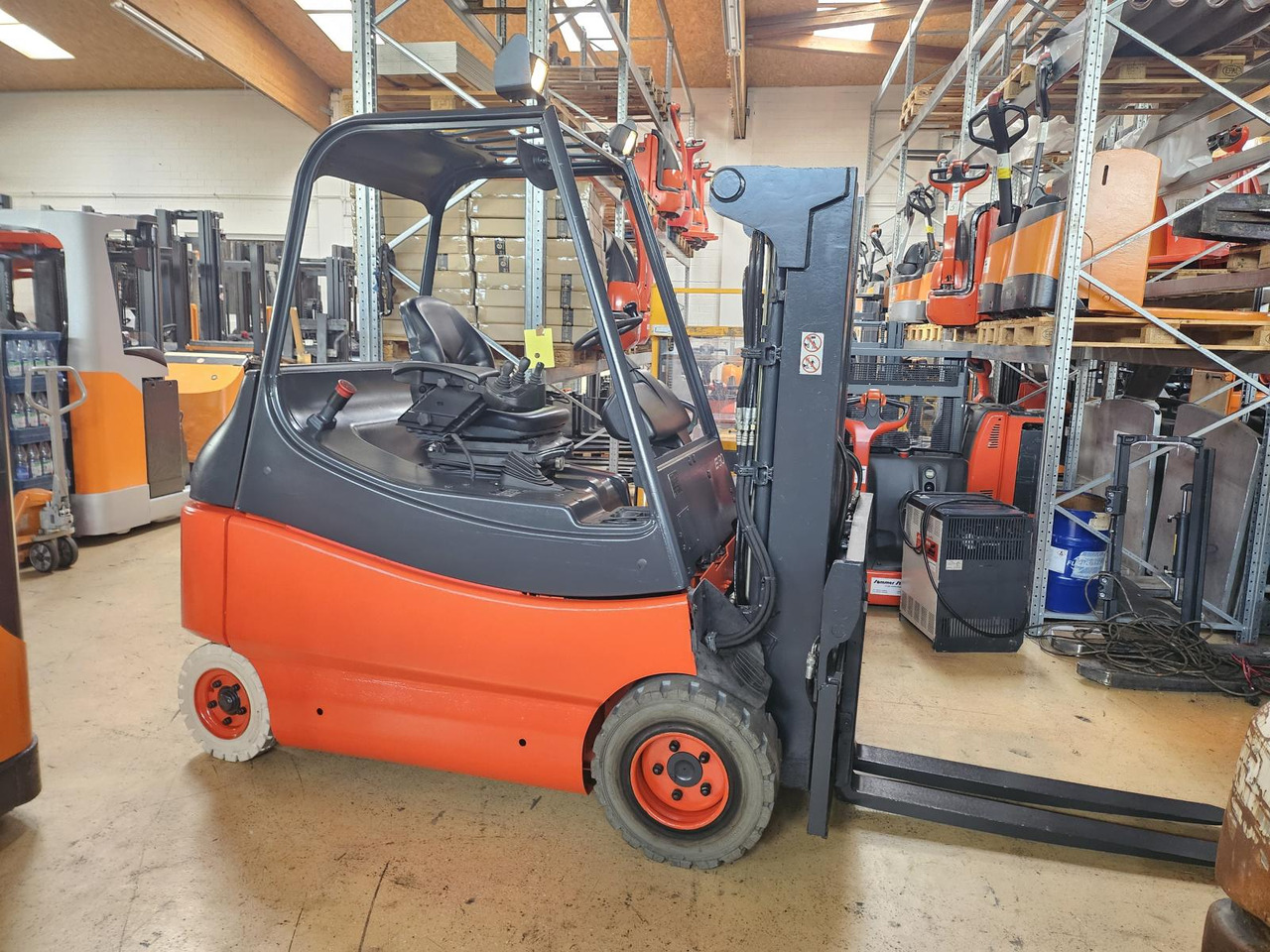 LINDE E30 - Chariot élévateur électrique: photos 3 LINDE E30 - Chariot élévateur électrique: photos 3