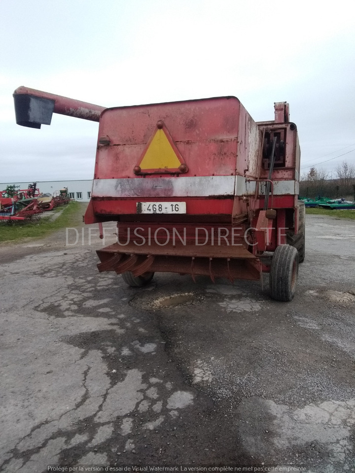 MASSEY FERGUSON MOISSONNEUSE BATTEUSE 620 - Moissonneuse-batteuse: photos 3 MASSEY FERGUSON MOISSONNEUSE BATTEUSE 620 - Moissonneuse-batteuse: photos 3