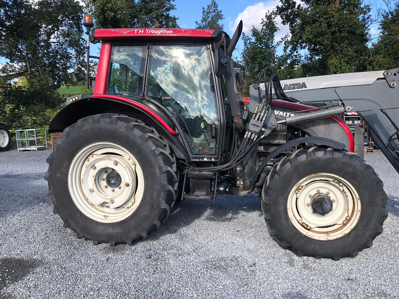 2006 Valtra N121 c/w front loader, 9700 Hrs - Tracteur agricole: photos 1 2006 Valtra N121 c/w front loader, 9700 Hrs - Tracteur agricole: photos 1