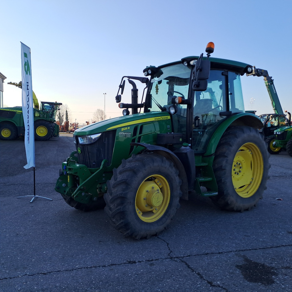 JOHN DEERE 5125R - Tracteur agricole: photos 1 JOHN DEERE 5125R - Tracteur agricole: photos 1