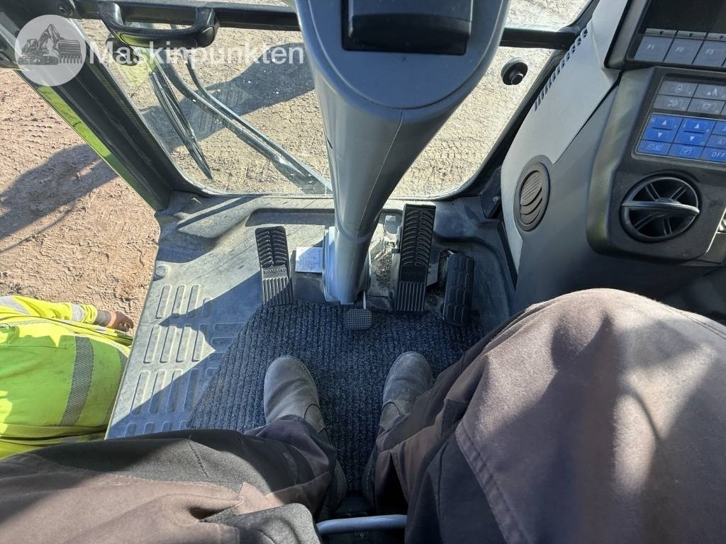 Pelle sur pneus Komatsu PW 160: photos 48