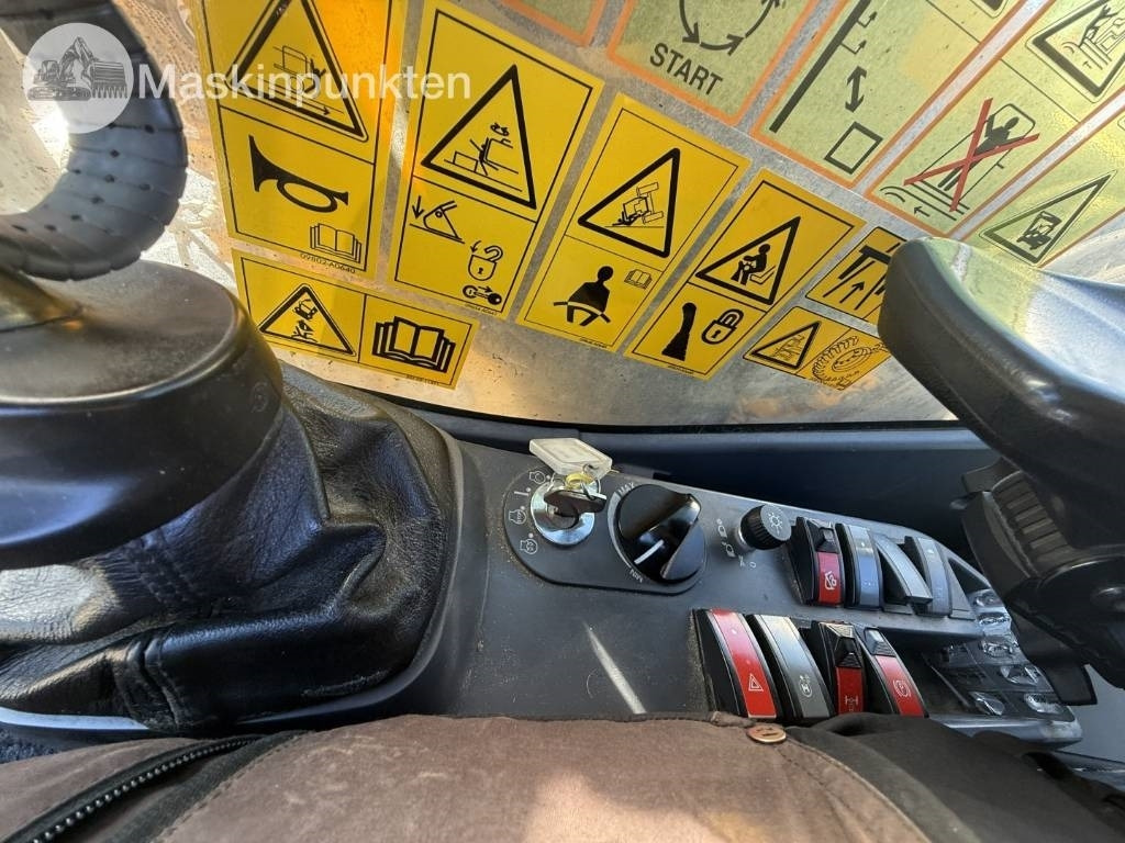 Pelle sur pneus Komatsu PW 160: photos 46