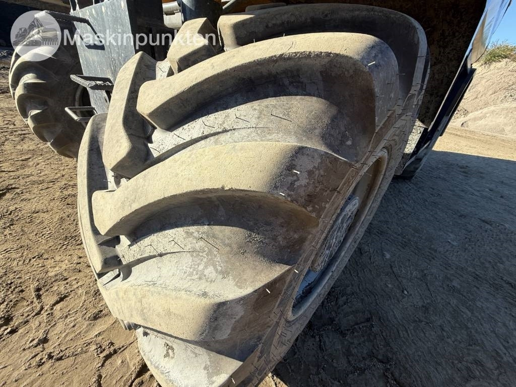 Pelle sur pneus Komatsu PW 160: photos 13
