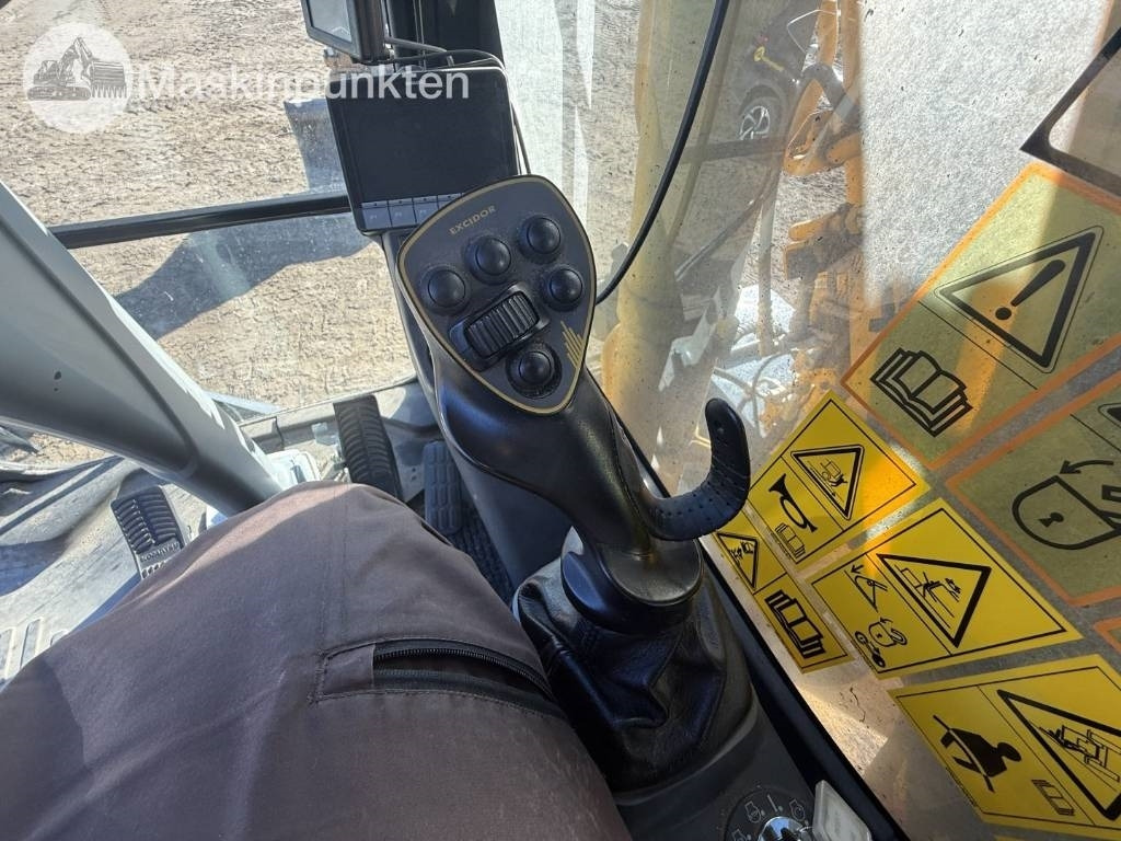 Pelle sur pneus Komatsu PW 160: photos 44