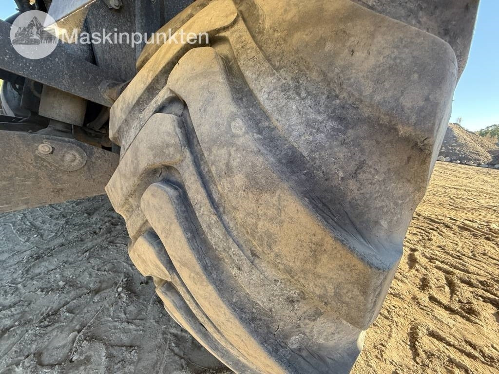 Pelle sur pneus Komatsu PW 160: photos 17