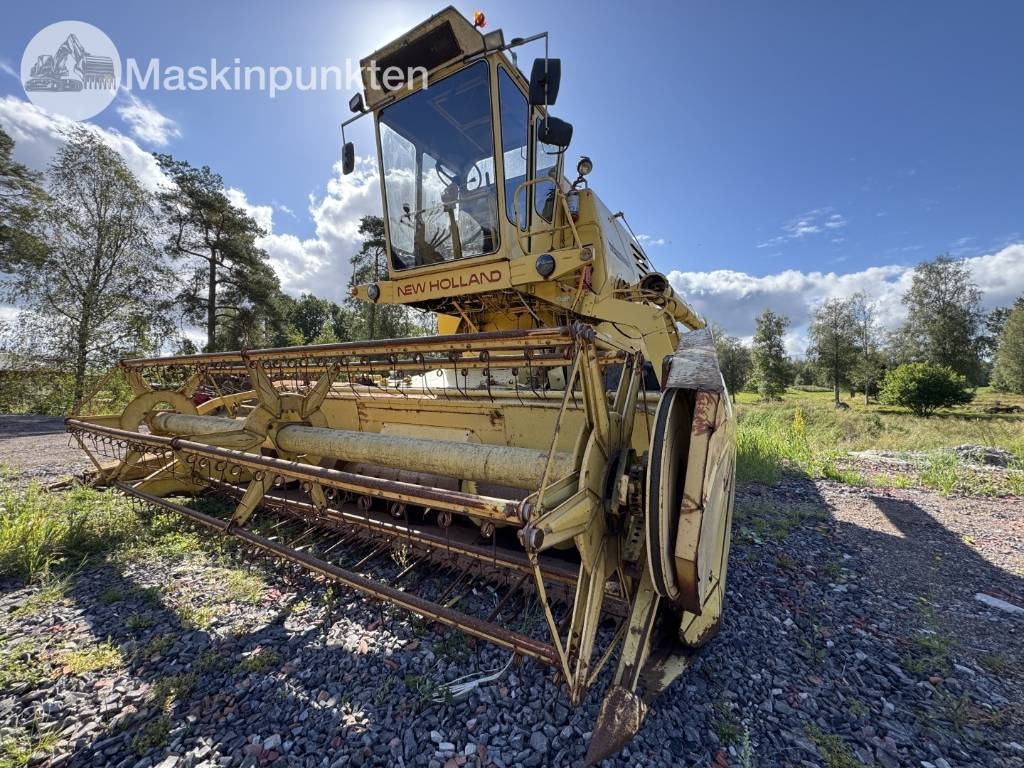 New Holland 1530 - Moissonneuse-batteuse: photos 1 New Holland 1530 - Moissonneuse-batteuse: photos 1
