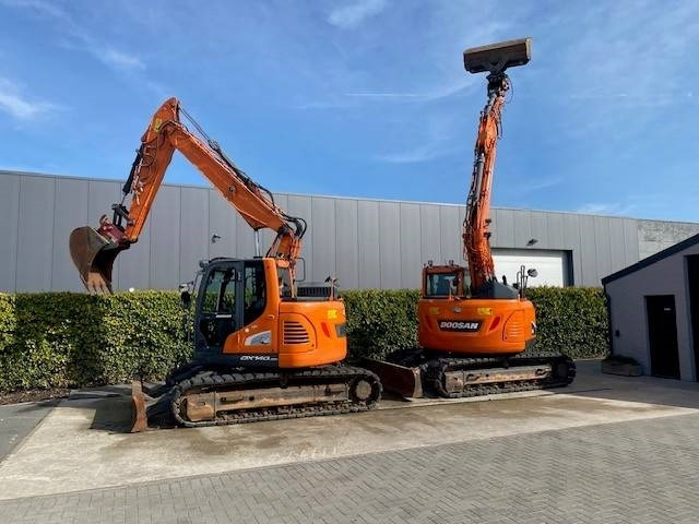 Pelle sur chenille Hitachi ZX 135 US 5-B: photos 23