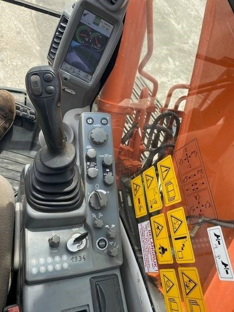 Pelle sur chenille Hitachi ZX 135 US 5-B: photos 17