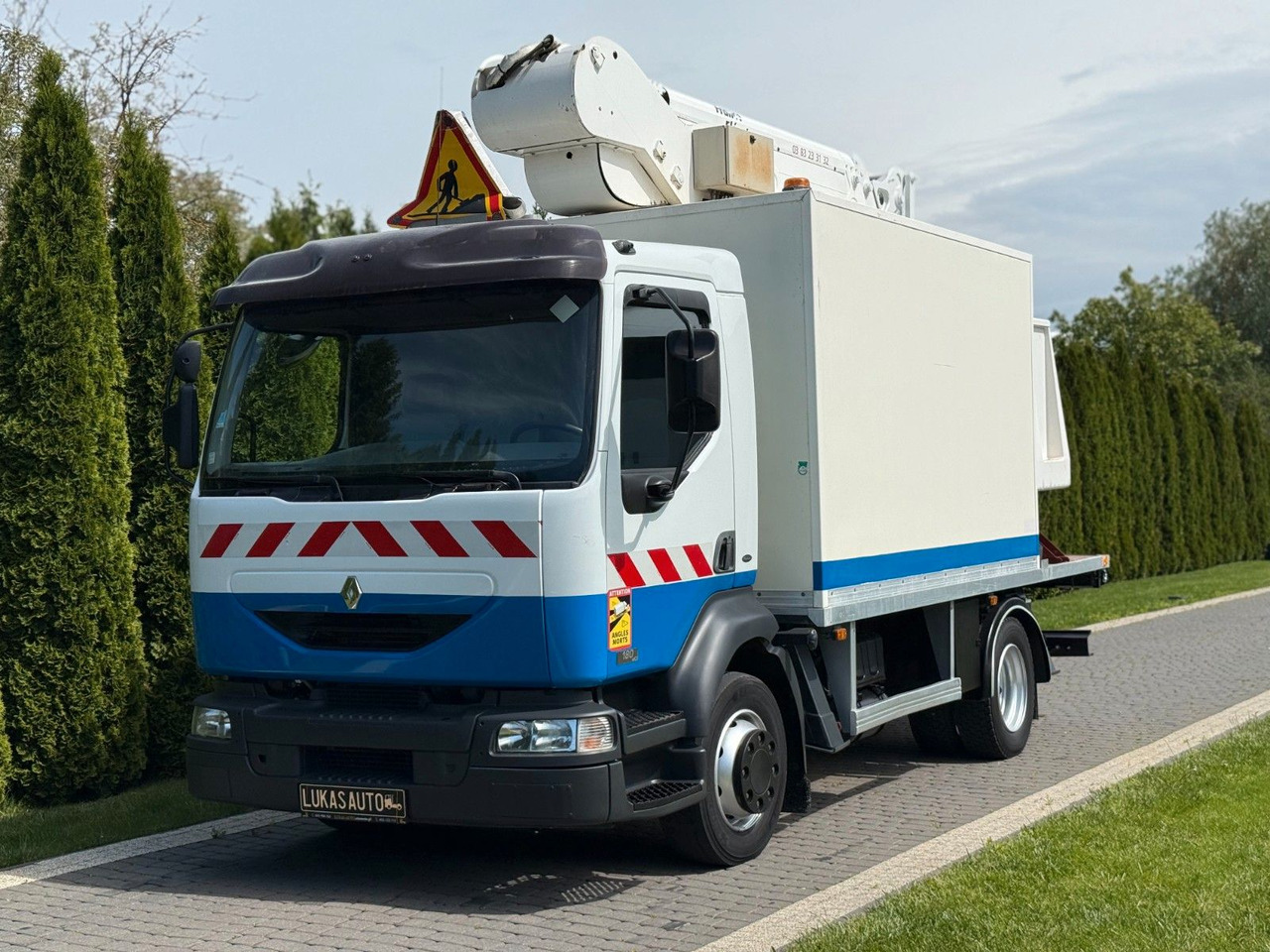 Renault MIDLUM 180 LIFT 18 M FRANCE ELEVATEUR - Camion avec nacelle: photos 1 Renault MIDLUM 180 LIFT 18 M FRANCE ELEVATEUR - Camion avec nacelle: photos 1