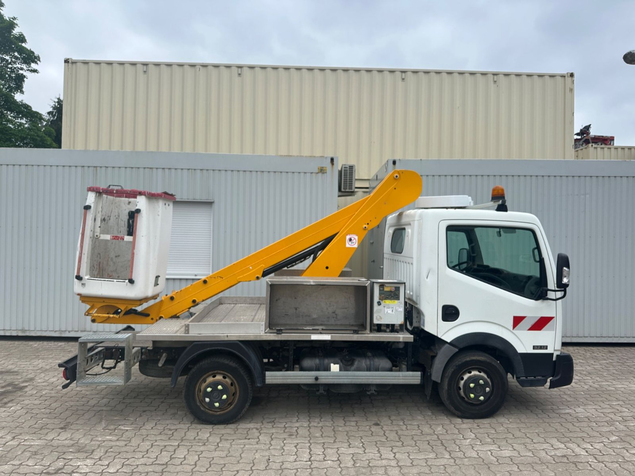 Nissan Cabstar mit Topy11 Arbeitsbühne / 11 Meter - Camion avec nacelle: photos 5 Nissan Cabstar mit Topy11 Arbeitsbühne / 11 Meter - Camion avec nacelle: photos 5