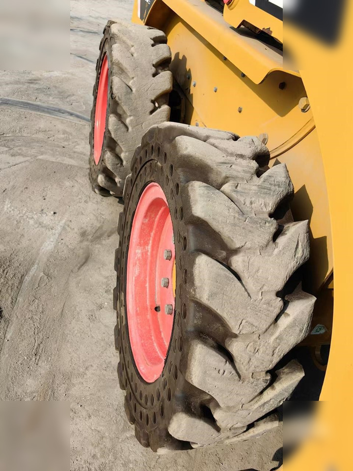 CATERPILLAR 226B - Mini chargeuse: photos 4 CATERPILLAR 226B - Mini chargeuse: photos 4