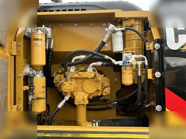 CATERPILLAR 320D2 - Pelle sur chenille: photos 3 CATERPILLAR 320D2 - Pelle sur chenille: photos 3