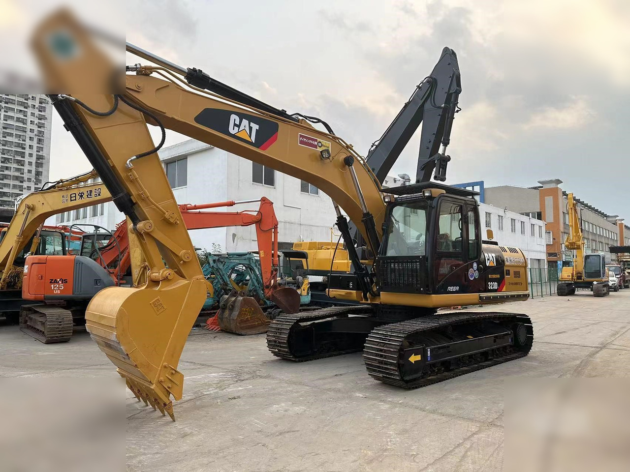 CATERPILLAR 323DL - Pelle sur chenille: photos 2 CATERPILLAR 323DL - Pelle sur chenille: photos 2