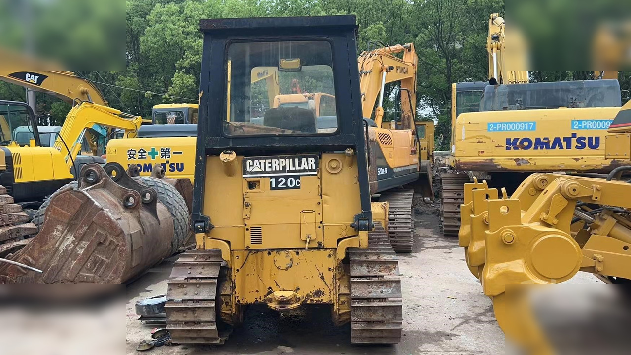 CATERPILLAR D4C - Bulldozer: photos 4 CATERPILLAR D4C - Bulldozer: photos 4