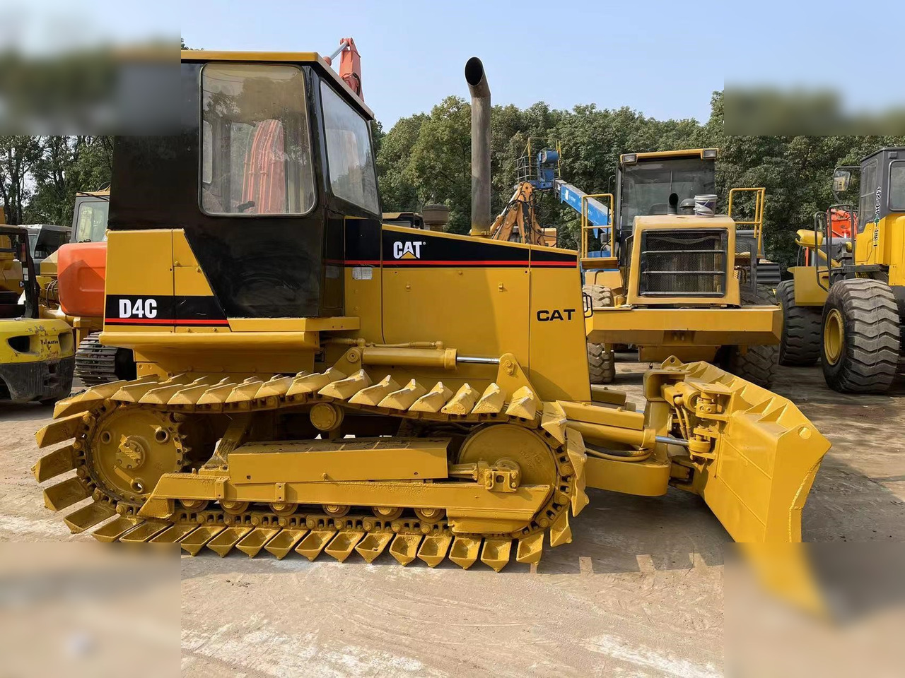 CATERPILLAR D4C - Bulldozer: photos 3 CATERPILLAR D4C - Bulldozer: photos 3