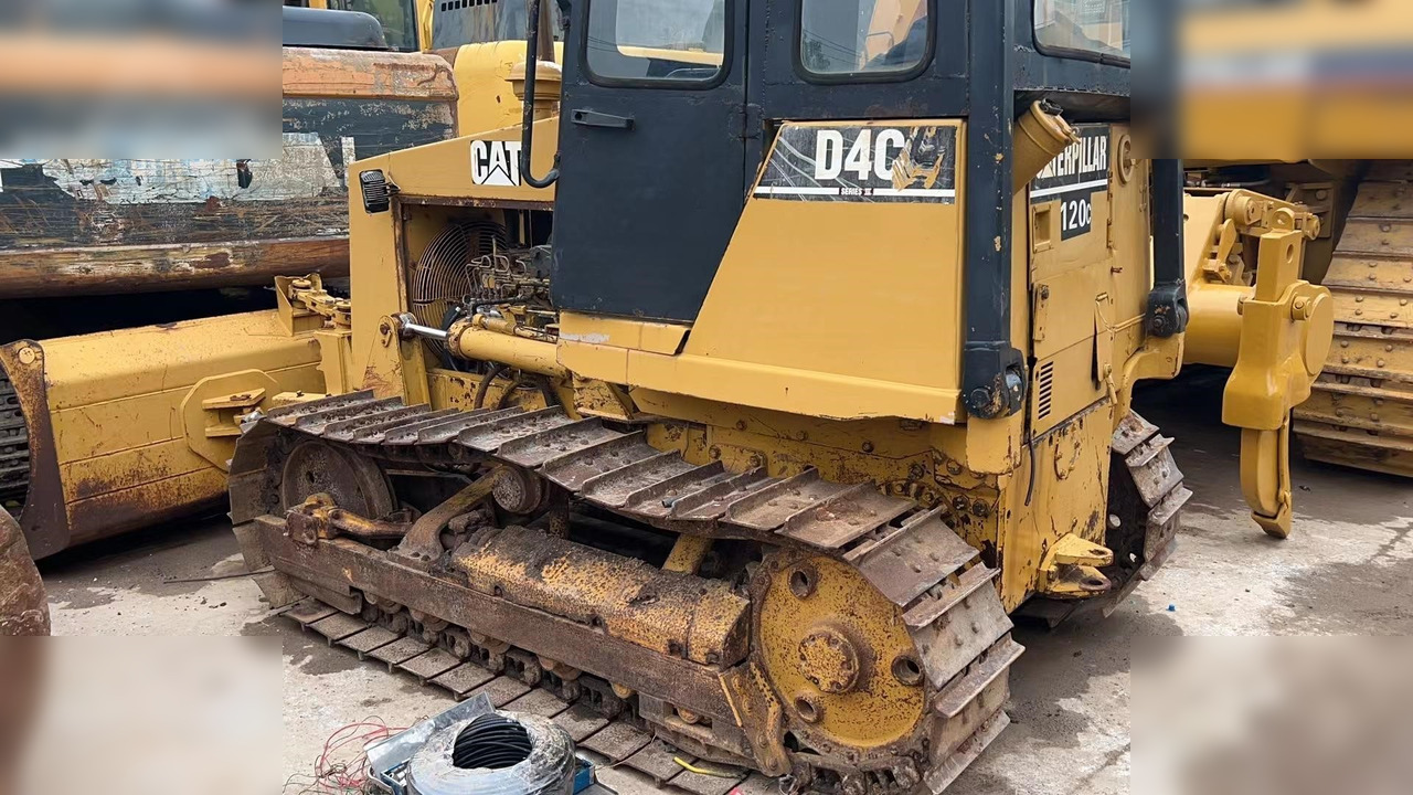 CATERPILLAR D4C - Bulldozer: photos 2 CATERPILLAR D4C - Bulldozer: photos 2