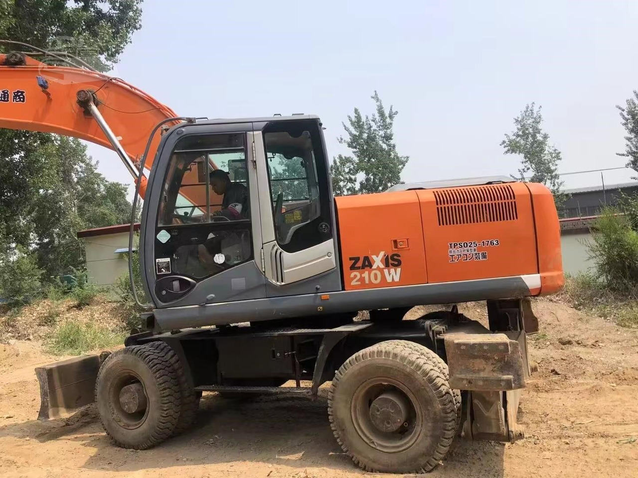 HITACHI ZX210W - Pelle sur pneus: photos 5 HITACHI ZX210W - Pelle sur pneus: photos 5
