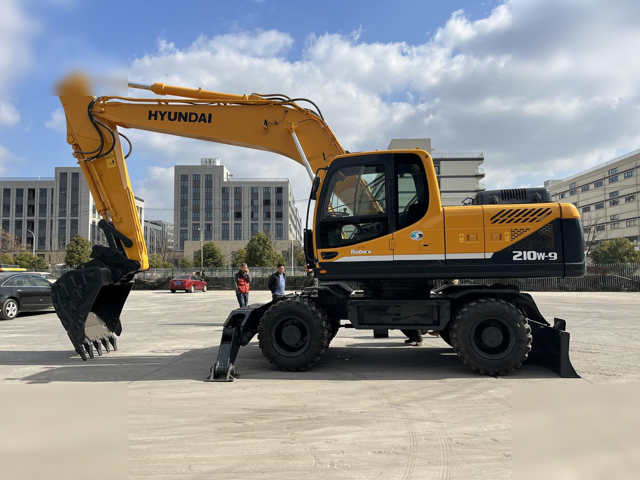 HYUNDAI ROBEX 210W-9 - Pelle sur pneus: photos 1 HYUNDAI ROBEX 210W-9 - Pelle sur pneus: photos 1