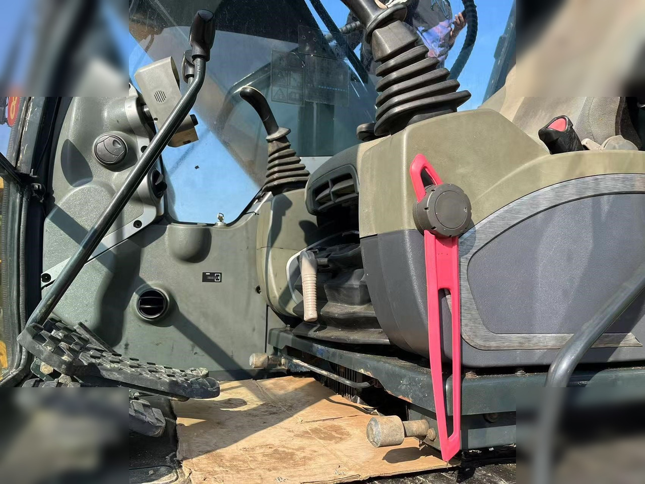 Pelle sur chenille HYUNDAI ROBEX 220 LC-9S: photos 7 Pelle sur chenille HYUNDAI ROBEX 220 LC-9S: photos 7