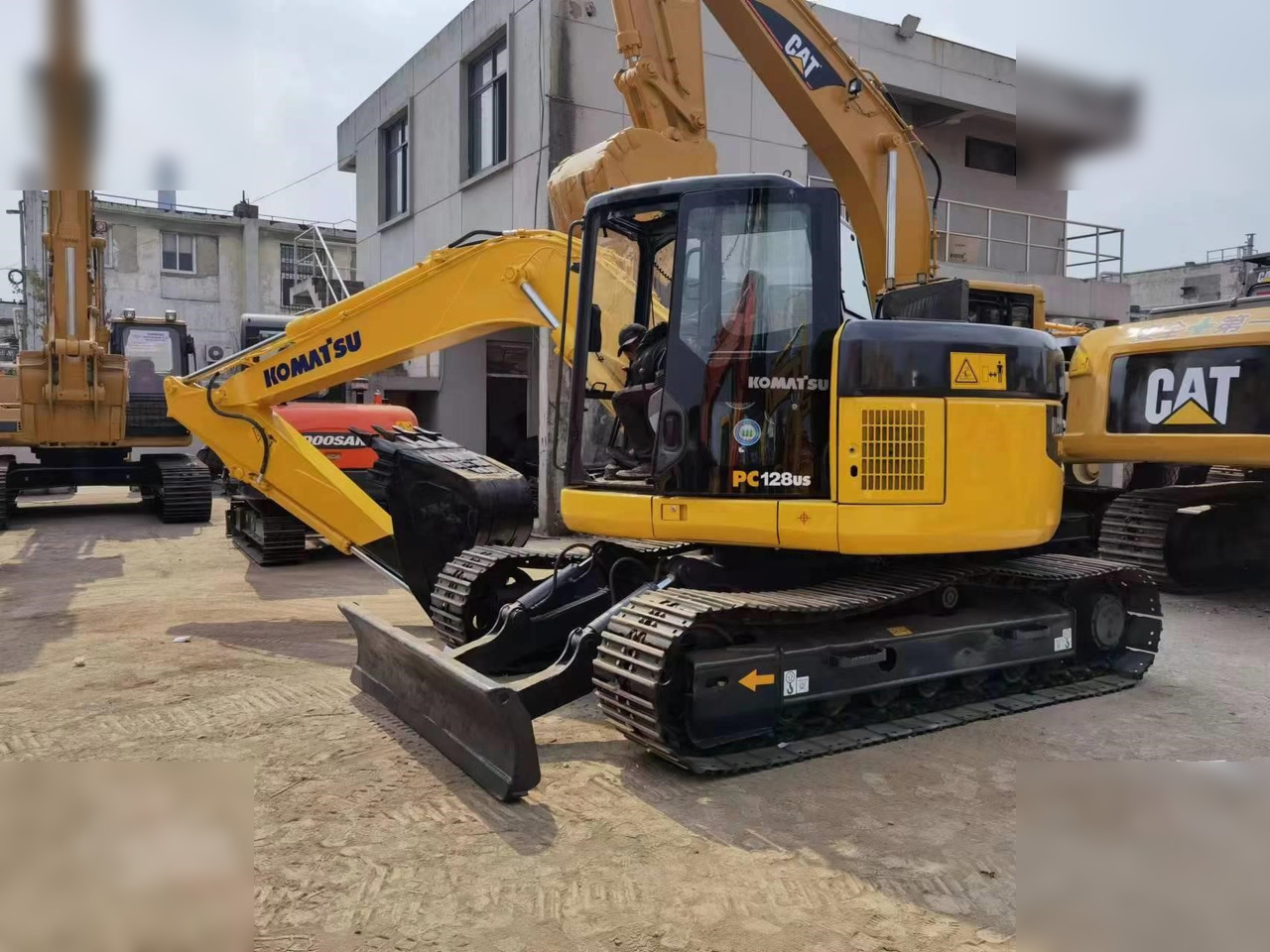 KOMATSU PC128US-1 - Pelle sur chenille: photos 3 KOMATSU PC128US-1 - Pelle sur chenille: photos 3