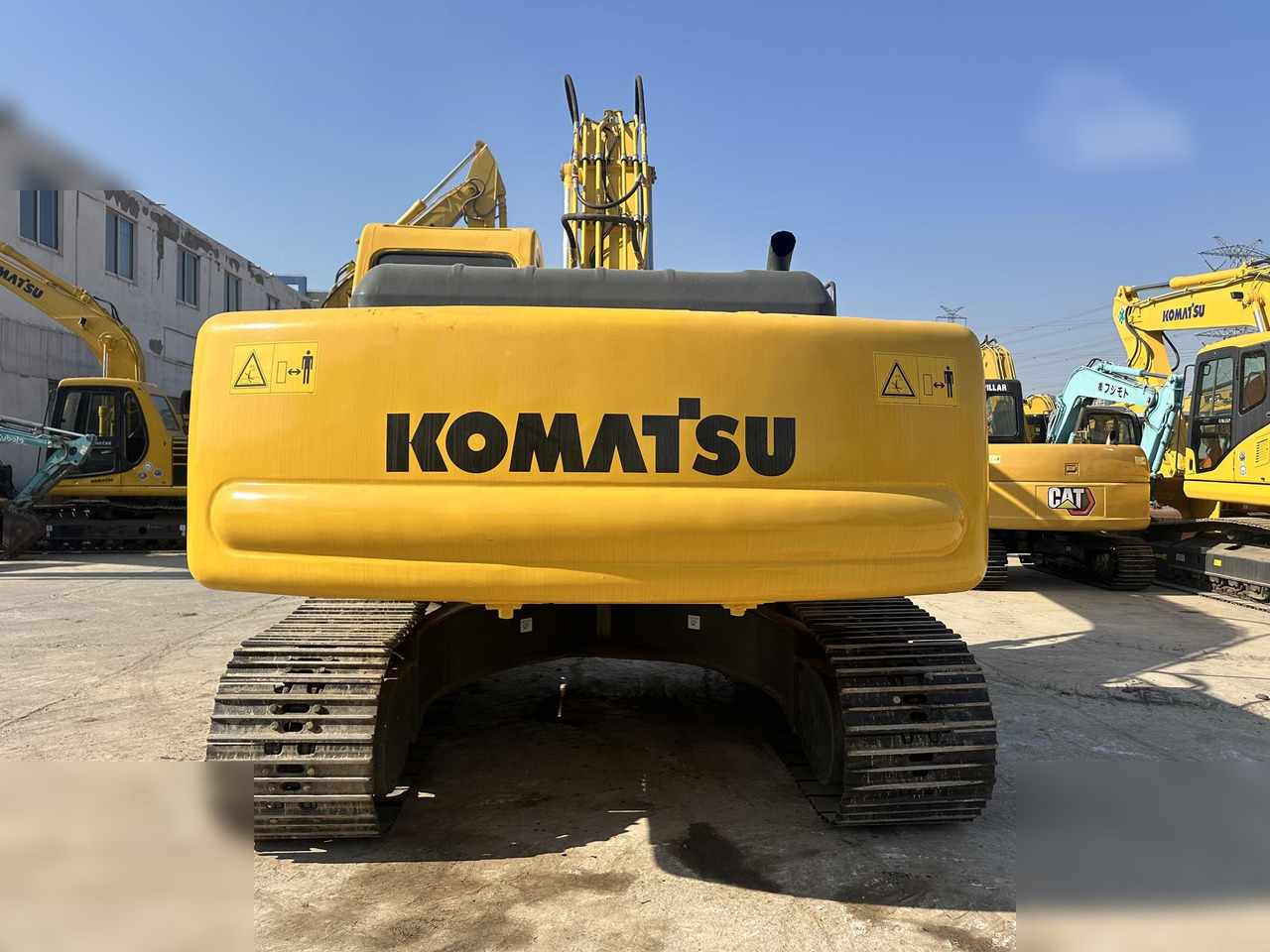 KOMATSU PC220-6 - Pelle sur chenille: photos 2 KOMATSU PC220-6 - Pelle sur chenille: photos 2