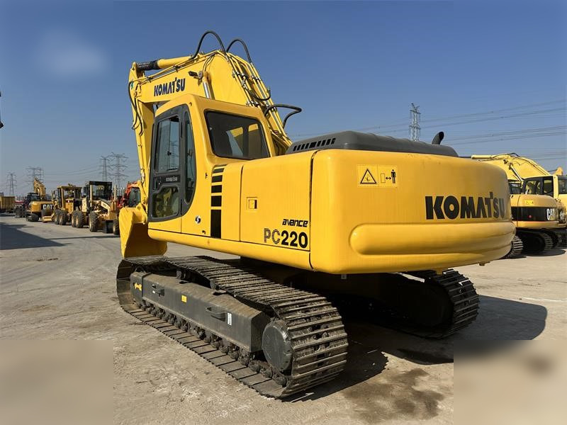 KOMATSU PC220-6 - Pelle sur chenille: photos 2 KOMATSU PC220-6 - Pelle sur chenille: photos 2