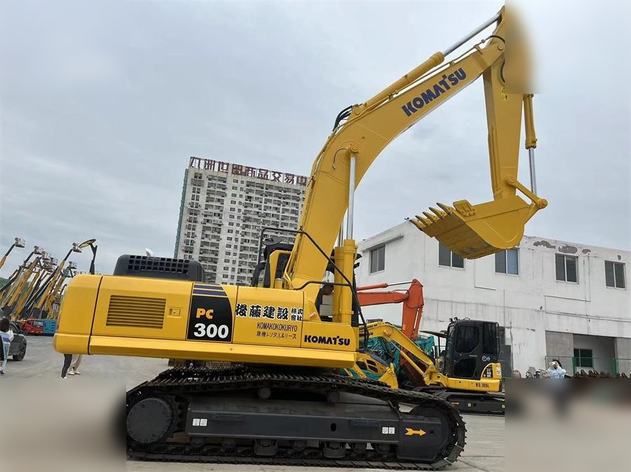 KOMATSU PC300-8 - Pelle sur chenille: photos 1 KOMATSU PC300-8 - Pelle sur chenille: photos 1