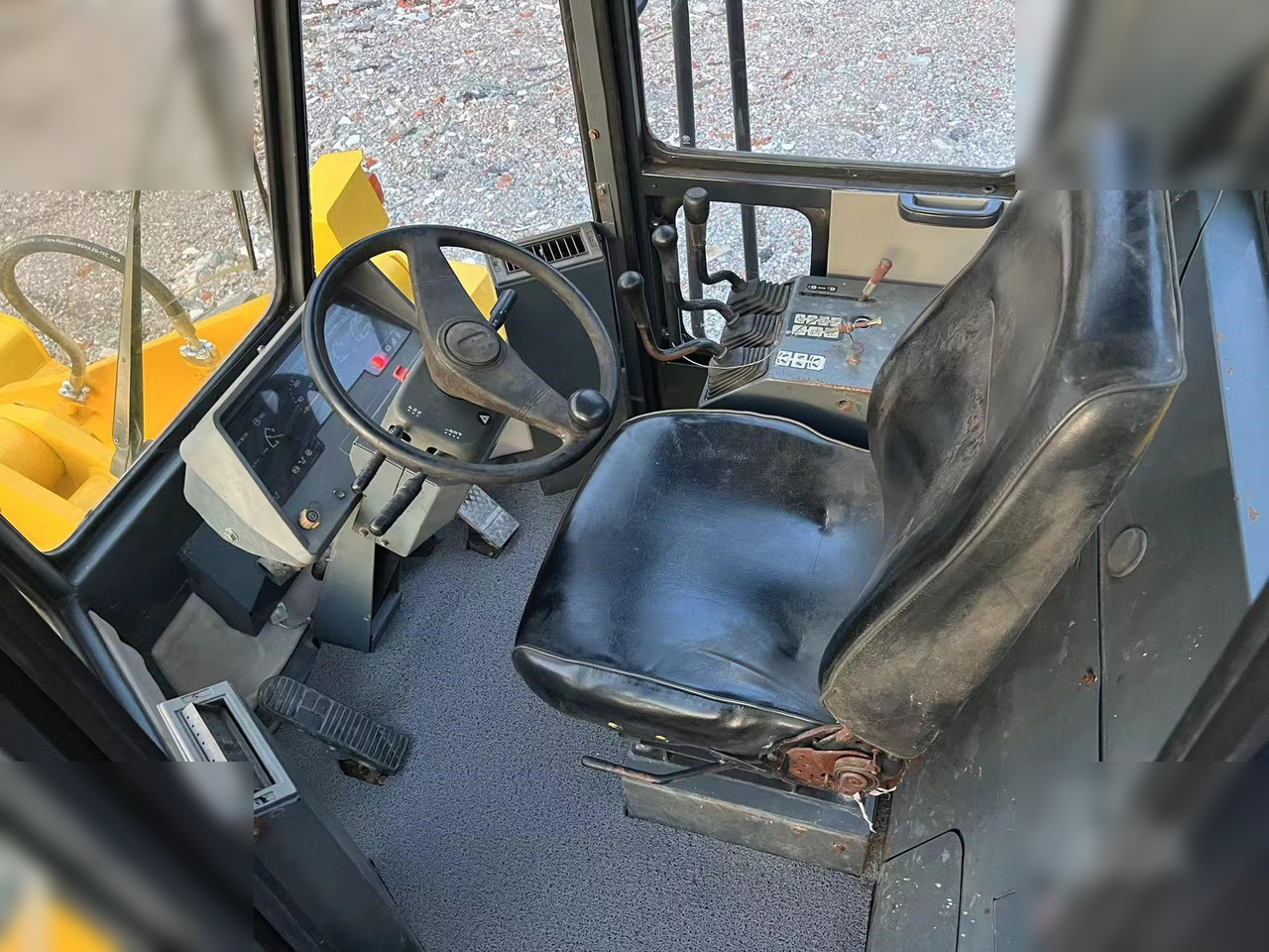 KOMATSU WA320-3 - Chargeuse sur pneus: photos 5 KOMATSU WA320-3 - Chargeuse sur pneus: photos 5