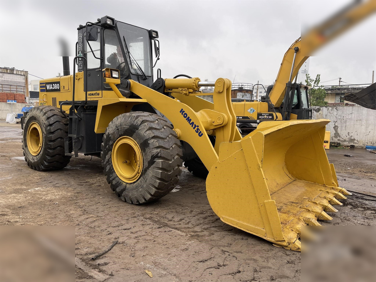KOMATSU WA380-3 - Chargeuse sur pneus: photos 1 KOMATSU WA380-3 - Chargeuse sur pneus: photos 1