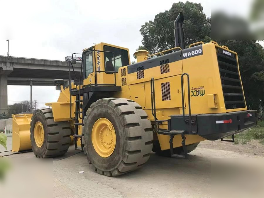 KOMATSU WA600-3 - Chargeuse sur pneus: photos 5 KOMATSU WA600-3 - Chargeuse sur pneus: photos 5